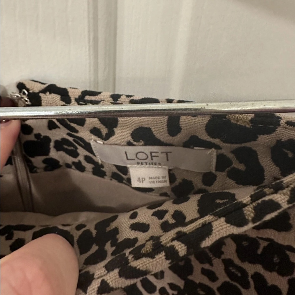 LOFT Leopard Pencil Skirt Sz 4P - Picture 3 of 4